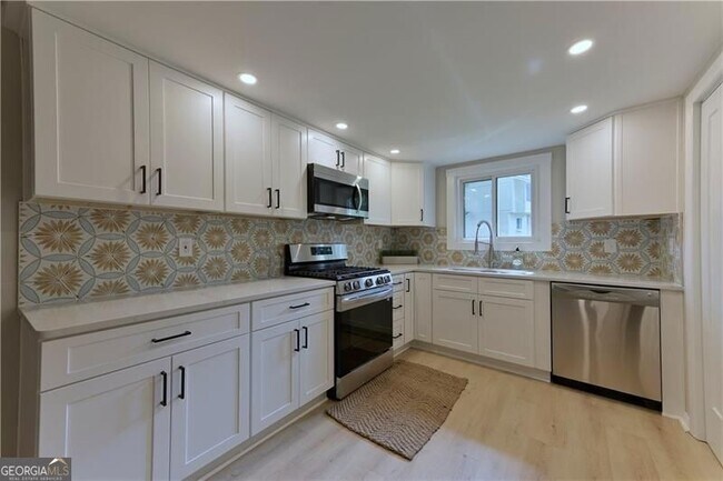 Building Photo - 2179 Surrey Ct