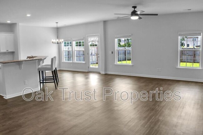 Building Photo - 821 Redbud Ln