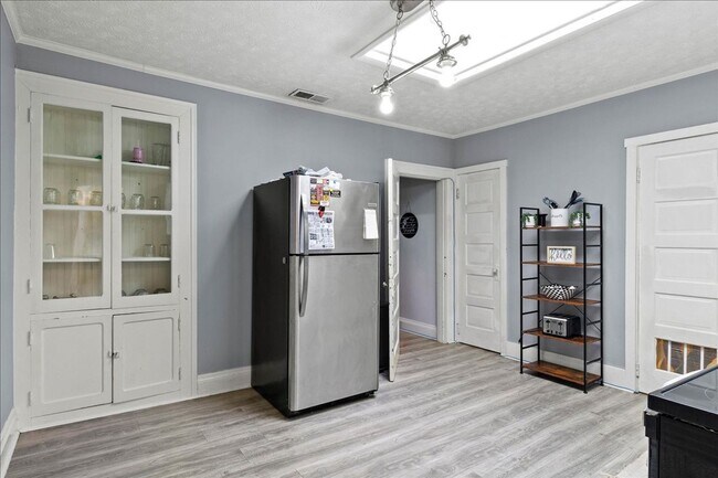 Building Photo - Spacious 3 Bedroom Apartment in Downtown Urbana