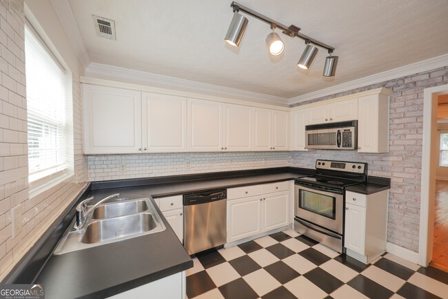 Building Photo - 37 Intown Pl