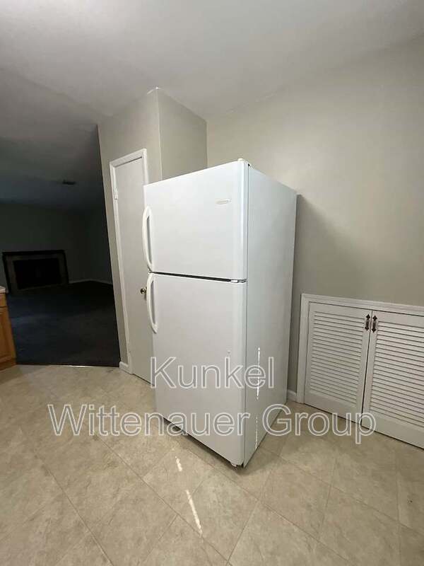 Building Photo - 711 White Oak Dr