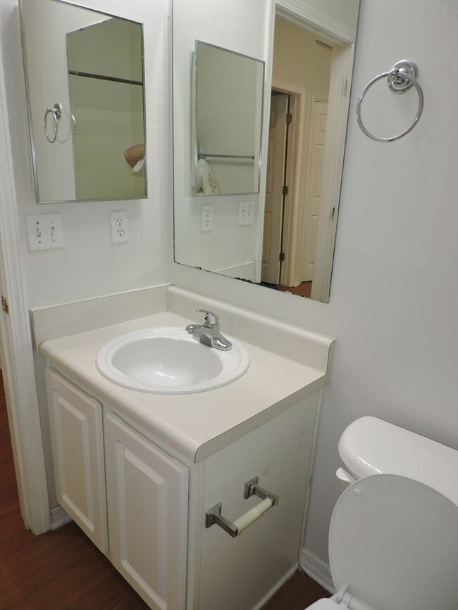 Building Photo - Easy access to interstate, shopping & hospitals!