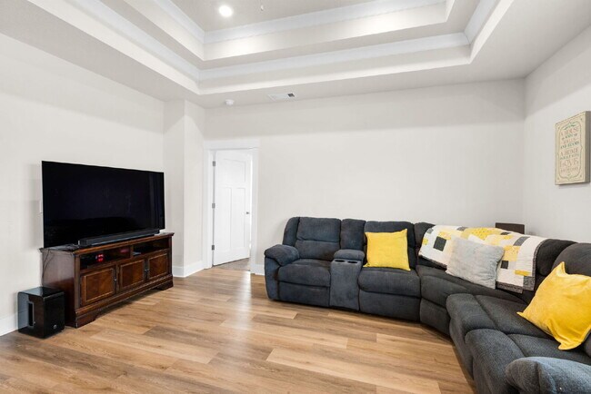 Building Photo - "Charming 4-Bed Oasis with Granite Touches in Gulf Breeze – Electric Included!"