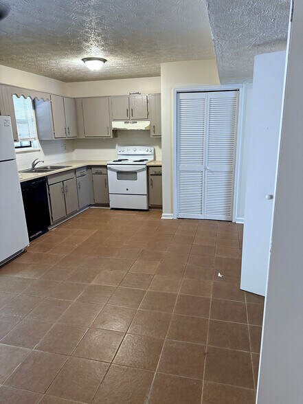Building Photo - 5954 Stonewall Dr
