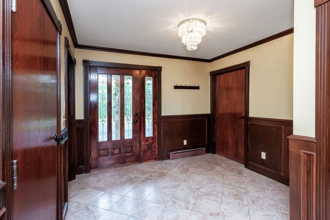 Building Photo - 11071 Mountain Lake Dr