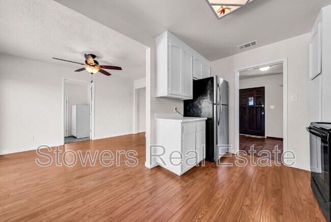 Building Photo - 275 Cameo Dr