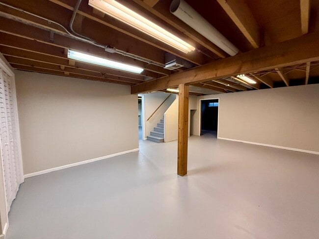 Building Photo - 746 N Glenwood Pl