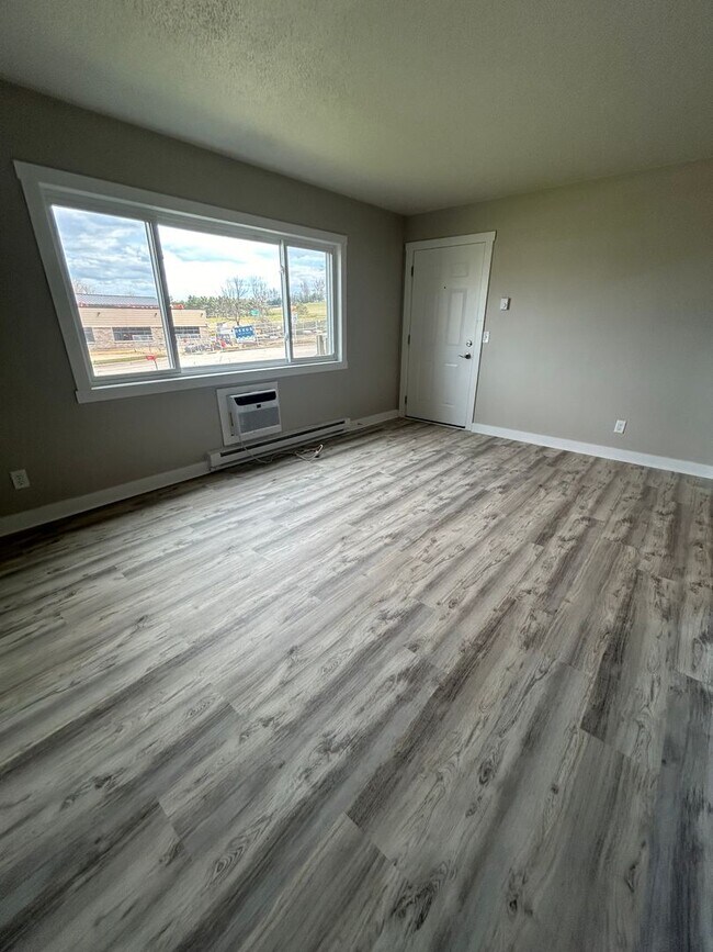 Building Photo - Recently Renovated 2 Bedroom Apartment