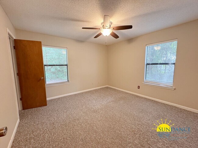 Building Photo - Spacious 3 Bedroom Home in Mary Esther!
