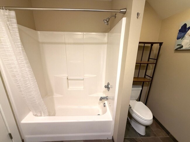 Building Photo - Absolutely Stunning, 6-Bed 3.5 Bath Execut...