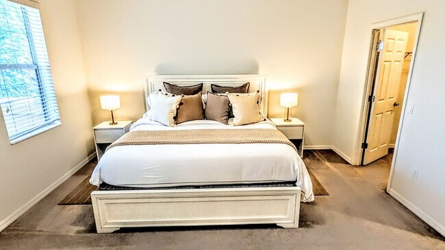 Building Photo - Seasonal/short term/annual  3/3 spacious townhouse with water view off University PKWY