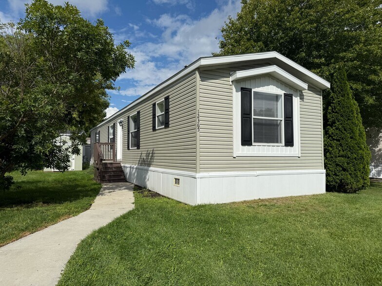 Building Photo - 12365 Creekview Ave