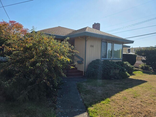 Building Photo - 2 Bedroom Home in Manette!