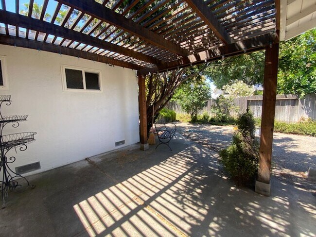 Building Photo - Updated property with luxury Appliances in a prime location in Livermore