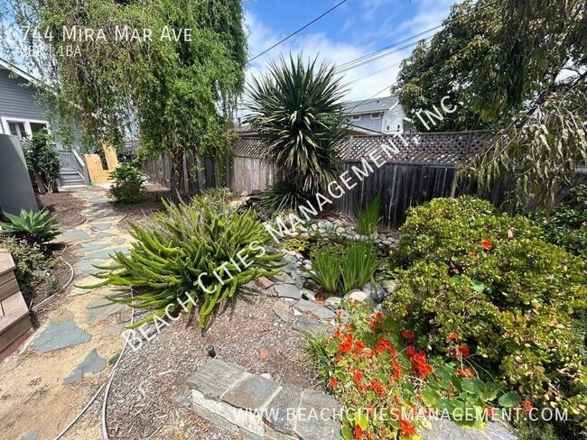 Building Photo - 744 Mira Mar Ave