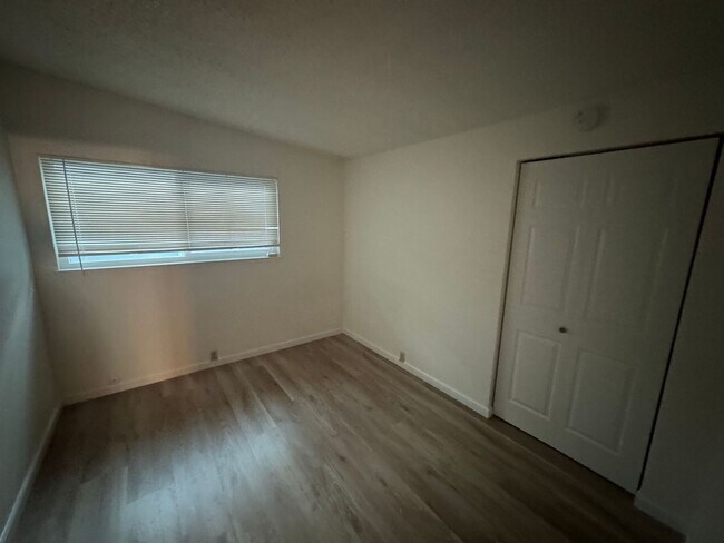 Building Photo - 1422 Drake Dr