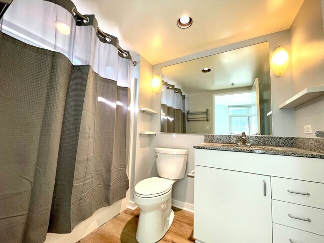 Building Photo - Renovated 2 Bedroom 2 Bathroom Condo in Li...