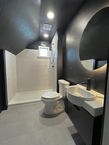 bathroom - 1413 Wabash Ave