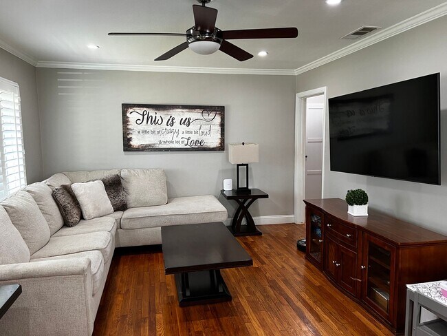 Building Photo - 3 Bed 2 Bath Home For Rent in an Excellent...
