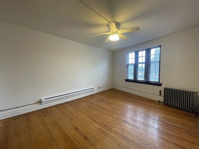 Building Photo - 28W573 Stafford Pl