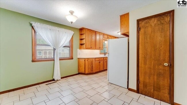 Building Photo - 3 bedroom, 1.5 bath, 2 car garage - Great ...