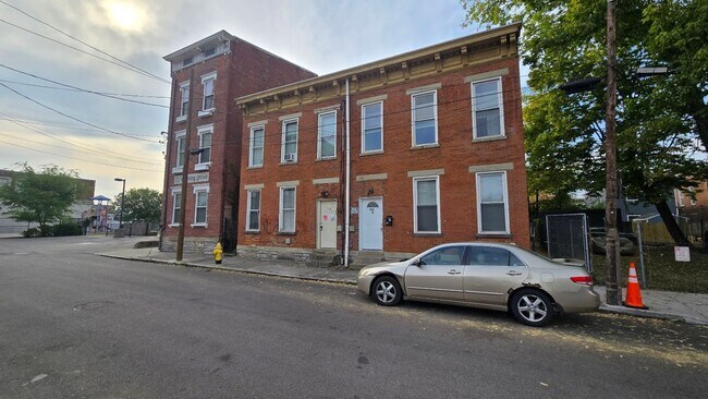 Building Photo - 2131 Staebler St