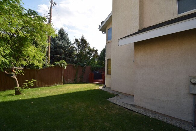 Building Photo - 2122 Rainbow Point Dr