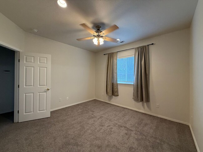 Building Photo - 3 bed, 2 bath Single Level Home