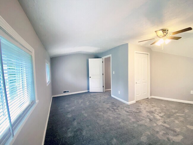 Building Photo - 3 Bed and 1 Bath Colonial for Rent in Oakwood Villiage!