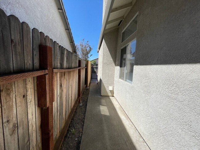 Building Photo - 7915 Jacinto Rd