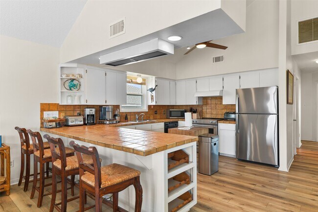 Building Photo - 22101 Guadalupe Dr