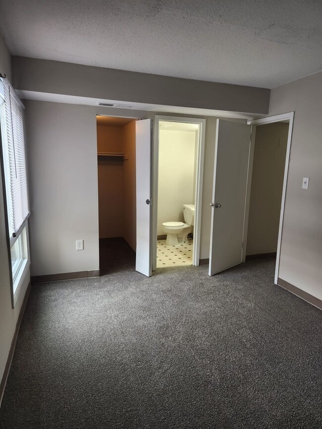 Building Photo - Spacious Two Bedroom Apartment Home Availa...