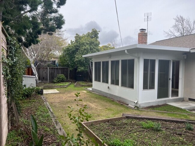 Building Photo - Updated 3BR/2BA Home in the Heart of Silic...