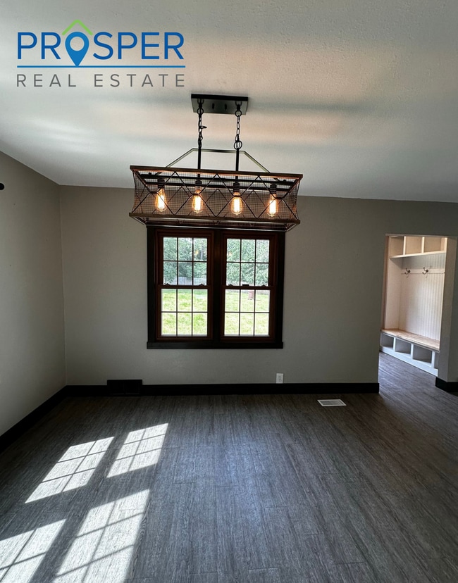 Building Photo - 3 Bedroom Farmstyle House with 3 acres!