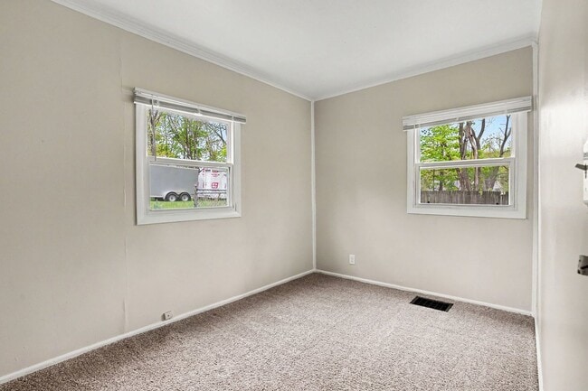Building Photo - *Use Rently to view this unit and receive $150 off move-in* Cute Remodeled Two Bedroom 1 Bathroom...