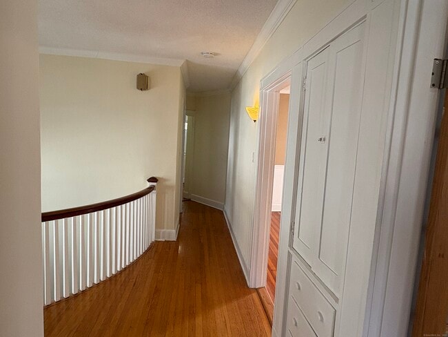 Building Photo - 20 Quaker Ln S