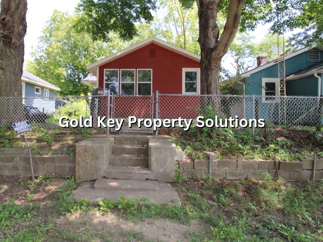 Building Photo - Cute 2 BR 1 BA House in Muncie with Fenced...