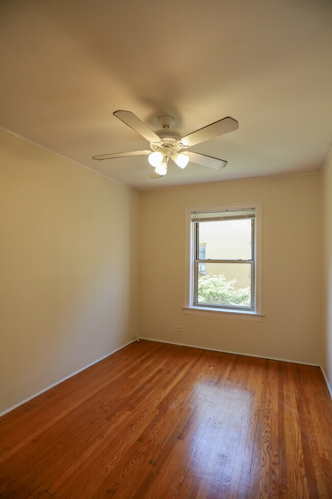 Building Photo - 1624 W Lunt Ave