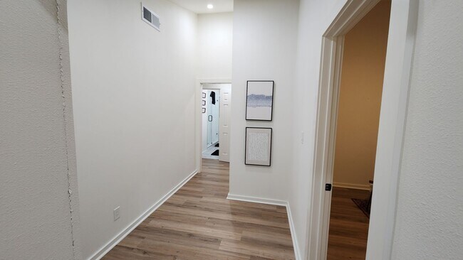 Building Photo - Fully updated 6 bed house!!! 1911 David!