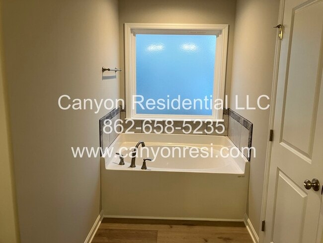 Building Photo - Great 3 BR 2 BA in great location won't last long!