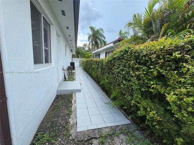 Building Photo - 146 Ponce de Leon Blvd