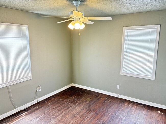 Building Photo - 2bed/1 Bath - Available May