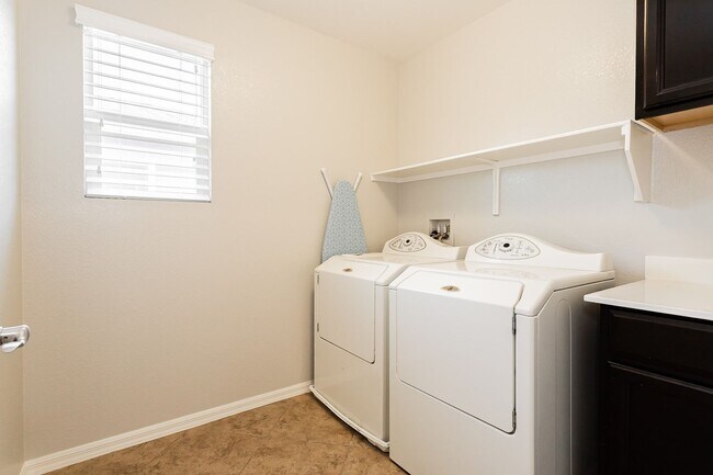 Building Photo - Exquisite 5 bedroom 4 bathroom home with fresh paint and new carpet waiting for you!