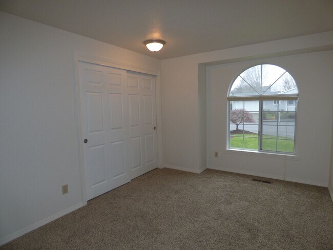Building Photo - 986 Eastwind Ct N