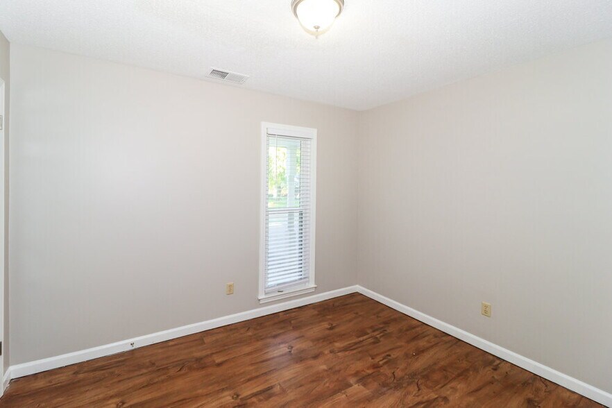 Building Photo - 2821 Lanthorn Dr