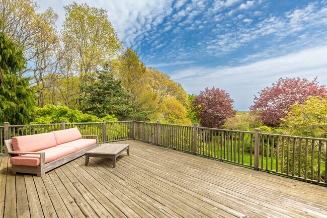 Building Photo - 869 Head of Pond Rd