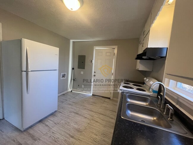 Building Photo - Updated 2 Bedroom 1 Bathroom near Forest M...