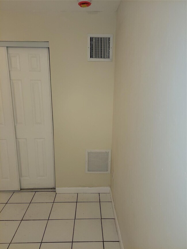 Building Photo - 3021 SW 1st Terrace