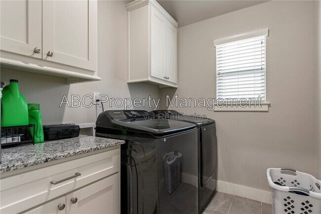 Building Photo - 1038 Jameson St