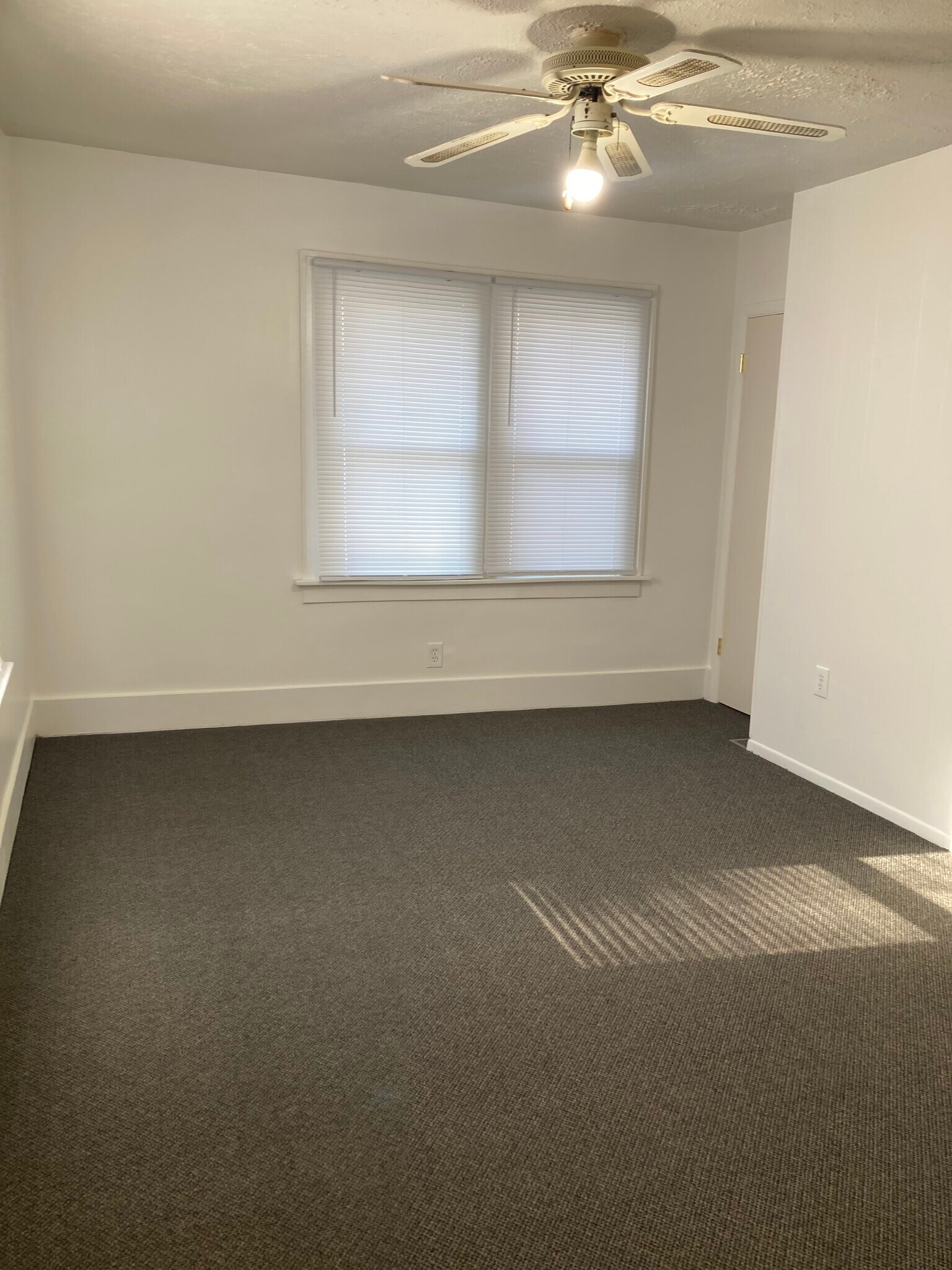 Living room/bedroom 10x14 - 512 S Broadway